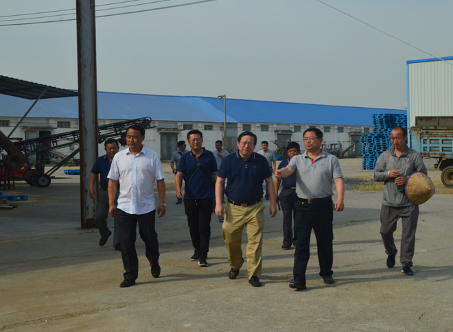 皖墾種業(yè)黨委書記、董事長陳軍蒞臨天長分公司調(diào)研指導午收工作